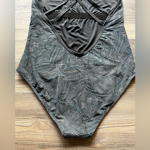 Carve Designs Women’s Beacon One Piece Swim,
Kima Geometric Pattern Print- L - Picture 10 of 11